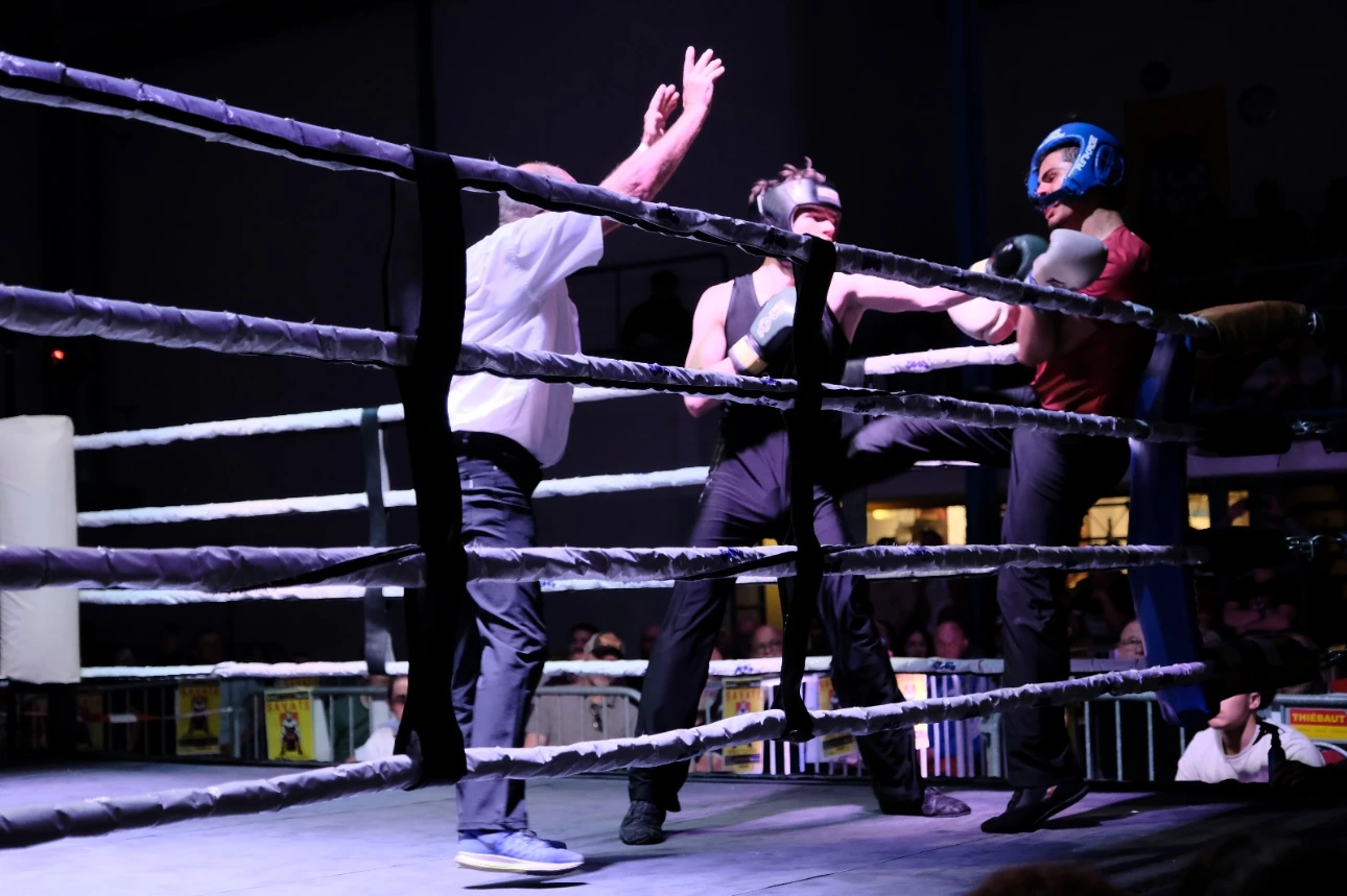 Combat de boxe française pro avec arbitre