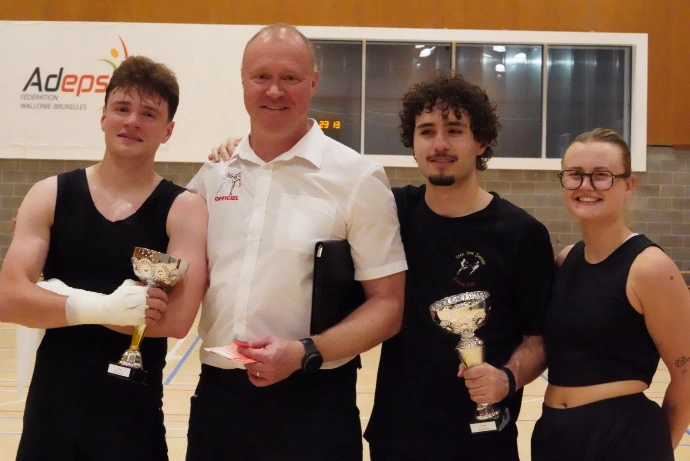 Combattant avec leur trophé